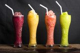 Farebná explózia ovocných smoothies