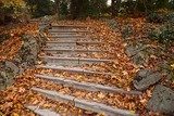 Jesenná cesta kamennými schodmi
