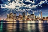 Nočná mestská panoráma s odrazom na vode