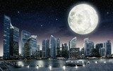 Nočná panoráma mesta pod veľkým mesiacom