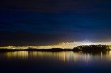 Nočná panoráma s hmlistým obzorom