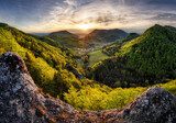 Panoráma západu slnka nad hornatou krajinou