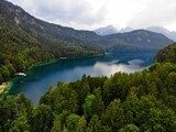 Pokojné jazero v horskej náruči