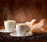 Raňajková pohoda s kávou a croissantmi