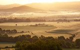 Ranná hmla nad šírym vidiekom