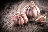 Rustikálny cesnak na starom dreve