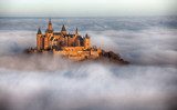 Tajomná panoráma stredovekého hradu