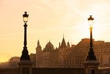 Večerné siluety historickej mestskej krajiny