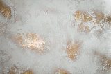 Zlatistá harmónia betónovej plochy